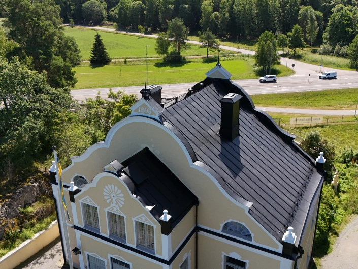 Vy över en gul villa i Hågelby Park.