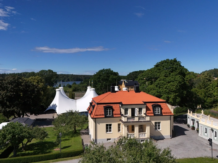 Vy över en gul villa i Hågelby Park.
