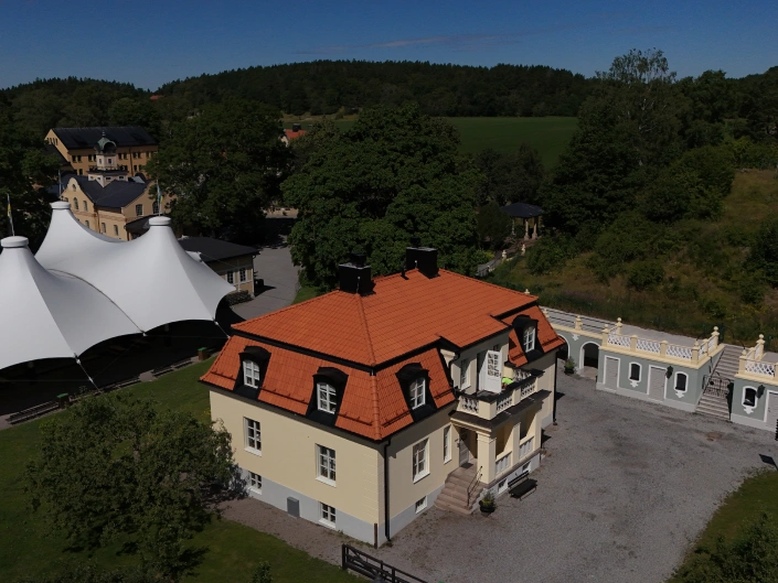 Vy över en gul villa i Hågelby Park.