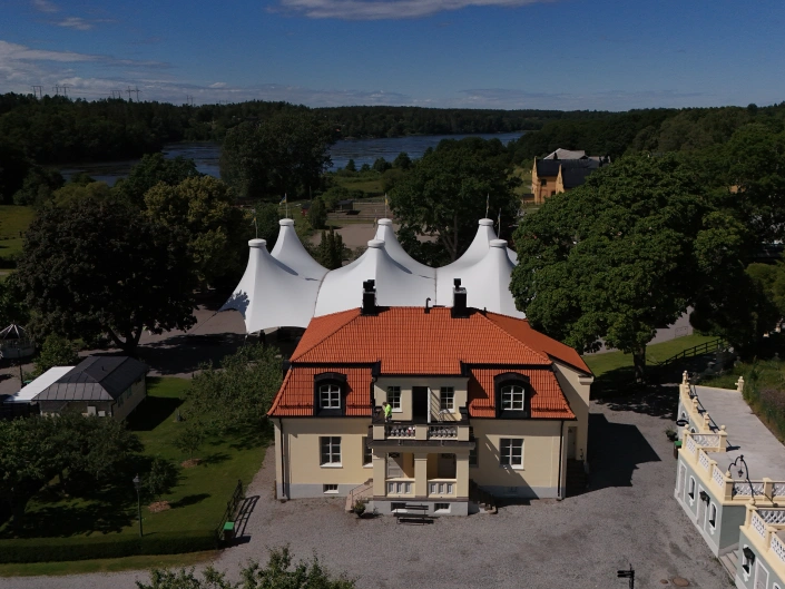 Vy över en gul villa i Hågelby Park.