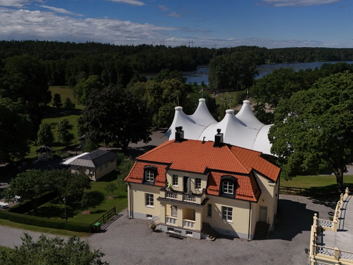 Vy över en gul villa i Hågelby Park.