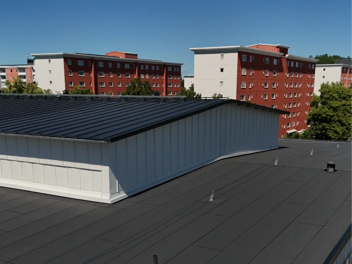 Vy över Kärsbyskolans tak i Botkyrka.