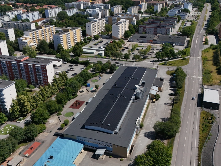 Vy över Kärsbyskolans tak i Botkyrka.