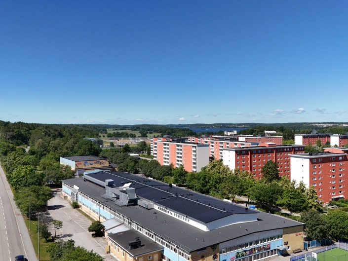 Vy över Kärsbyskolans tak i Botkyrka.