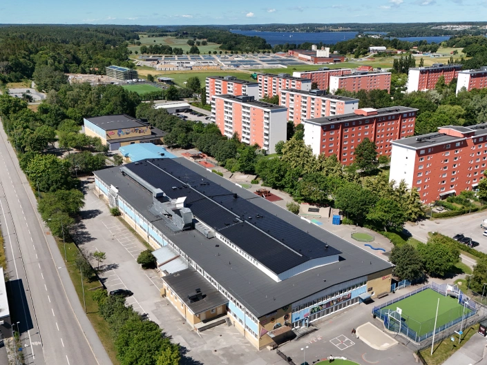 Vy över Kärsbyskolans tak i Botkyrka.