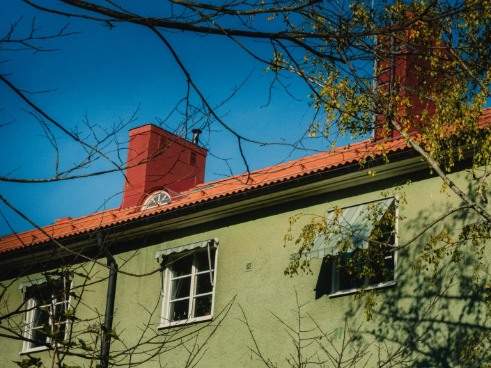 Vy över en grön lägenhetsbyggnad i Enskede.