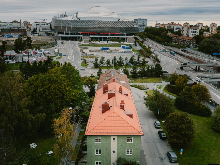 Vy över en grön lägenhetsbyggnad i Enskede.