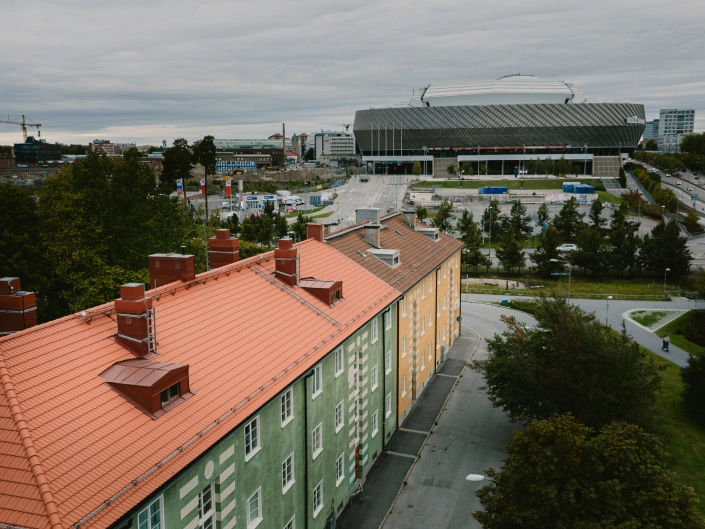 Vy över en grön lägenhetsbyggnad i Enskede.