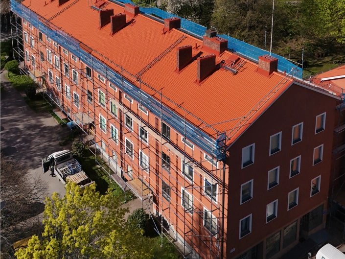 Vy över Viktoriagatan, Solna, och dess takomläggning på tegelbyggnader.