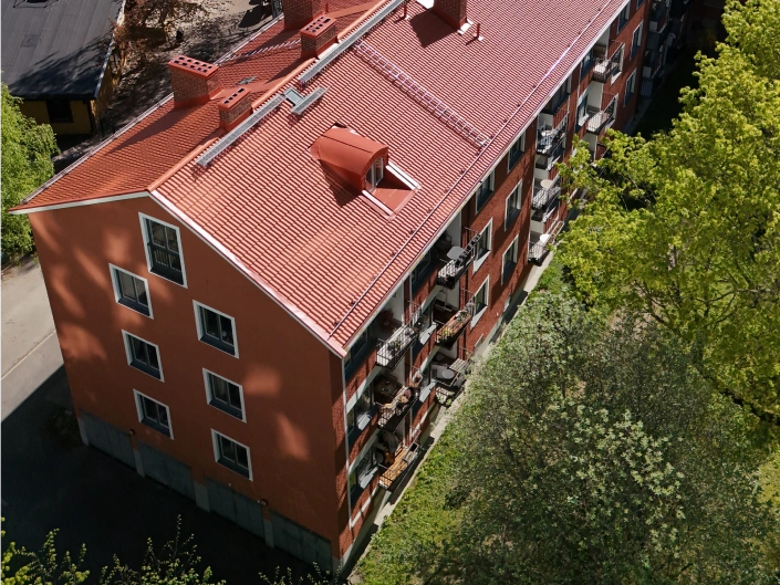 Vy över Viktoriagatan, Solna, och dess takomläggning på tegelbyggnader.
