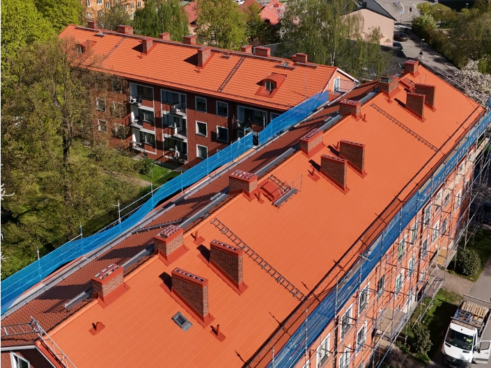 Vy över Viktoriagatan, Solna, och dess takomläggning på tegelbyggnader.