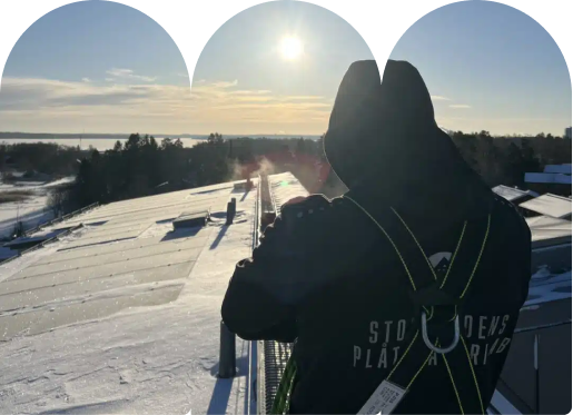 Storstadens Plåt-arbetare på ett snötäckt tak.