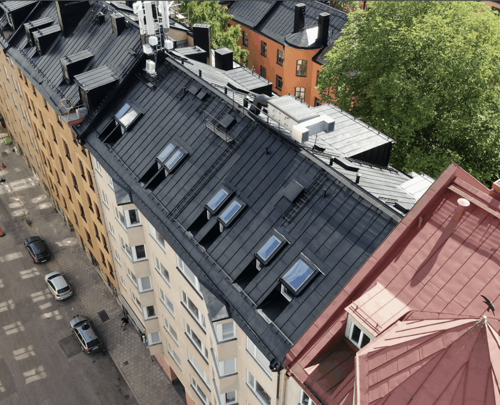 Takmålning Mariaprästgårdsgata 29 efter framsida från sidan