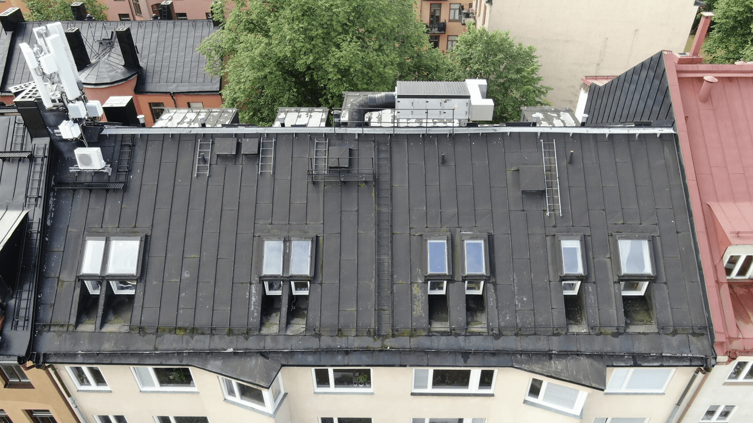 Takmålning Mariaprästgårdsgata 29 före sett från framsidan.