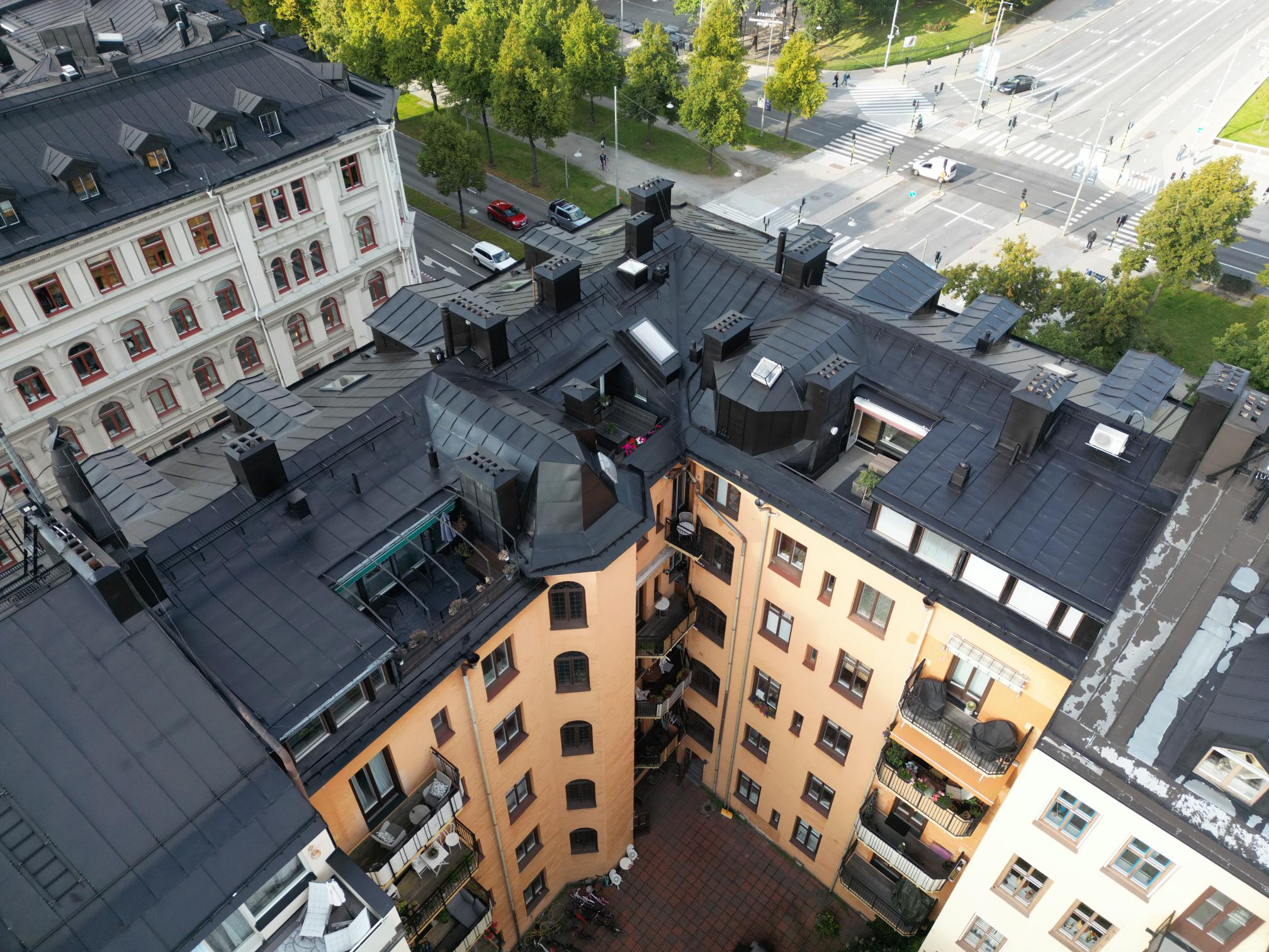 Takmålning innergård hörn efter